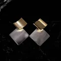 Dettaglio di orecchini a rombo spazzolati con placcatura in vero oro di tendenza - Stile Rombo Spazzolato (HE14626) / Bicolore Oro Argento