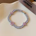 Nahaufnahme eines exquisiten Zirkonia-Blumenarmbands mit rosa Herzsteinen - Silber-Rosa