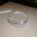 Dettaglio ravvicinato di un bracciale multistrato con perle eleganti e strass scintillanti. - Bracciale Stile 2 (HB3764) / Argento