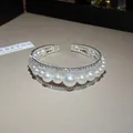 Dettaglio di un bracciale a polsino multistrato di lusso con strass scintillanti e perle bianche - Bracciale Stile 3 (HB3765) / Argento