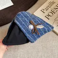 Détail d'une pince à cheveux triangulaire en tweed rayé bleu avec nœud et perle - Style Rayé Bleu (1#)