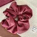 Elegante coletero plisado de piel sintética burdeos para accesorios de cabello de mujer - Flor de Borgoña