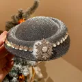 Primo piano di un fermaglio per capelli natalizio glitterato con fiocco di neve e perle - Stile Mini Cappello Fiocco di Neve Argento Scintillante (4)