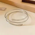 Μινιμαλιστικό ασημί μεταλλικό περιτυλιγμένο βραχιόλι με μοναδική σφυρήλατη υφή - Σχέδιο Με Σφυρηλάτηση (51#) / Ασημί