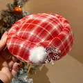 Primo piano del fermaglio natalizio scozzese rosso con pompon bianco e fiocco di neve - Stile Fiocco di Neve Cuore Quadretti Rosso (3)