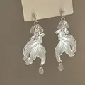 Elegante goudvis oorbellen met transparante glazen kralen en een metalen kwastje - Goudvis Holle Zilveren Stift Stijl / Zilver