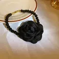 Detailansicht der eleganten Halskette mit schwarzer Stoffrose, schwarzen Perlen und Goldverschluss. - Armband / Schwarz