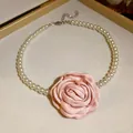 Detailansicht einer weißen Perlenkette mit einem zartrosa Stoffrosen-Anhänger. - Halskette / Rosa