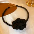 Elegante schwarze Stoffrosen-Halskette mit dunklen Perlen für stilvolle Damen im Retro-Look - Halskette / Schwarz