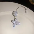 Vista detallada de un elegante ear cuff brillante con mariposa de diamantes de imitación - Ear Cuff Oreja Derecha / Plateado