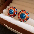 Detaillierte Makroansicht von runden Vintage-Emaille-Ohrsteckern in einer Schmuckbox - Silbernadel Harz Plissierte Ohrstecker - Blau Rot (56#)