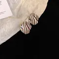 Eleganti orecchini minimalisti in argento a trama ondulata con finitura metallica lucida - Perno a Trama Ondulata Multistrato Irregolare (44#) / Argento