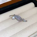 Broche feuille élégante avec pierres pavées étincelantes et une perle blanche lustrée. - 6# Style Feuille Argentée
