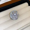 Vue détaillée d'une broche lune et flocon de neige plaquée argent avec des zircons brillants. - 10# Style Lune Flocon de Neige