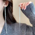 Eleganti orecchini a nappa lunga in argento con zirconi quadrati mostrati sul modello - Nappina a Catena di Serpente Argento (28#)