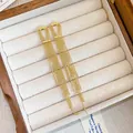 Eleganti orecchini lunghi con nappe dorate presentati in una classica scatola per gioielli in legno - Nappina a Sfera Oro (33#)