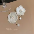 Eleganti orecchini a fiore in rete bianca con perle a goccia per donne di classe - Stile Nappa con Fiore in Maglia