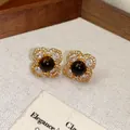 Vista ravvicinata degli orecchini a fiore in occhio di tigre con placcatura in oro - Stile Trifoglio Strass (HE29417)
