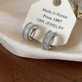 Vue rapprochée élégante de boucles d'oreilles clips en zircon sur carte OBN Jewelry - Boucles d'oreilles à clip / Pack de 1 paire / Argent