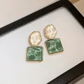 Pendientes cuadrados verdes brillantes con parte superior crema y bordes dorados - Cuadrado Irregular (HE11945) / Verde