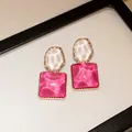 Pendientes cuadrados elegantes en rosa y blanco con textura ondulada y brillo vibrante - Cuadrado Irregular (HE11945) / Rosa rojo