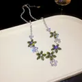 Elegante Halskette mit grünen und weißen Zirkonia-Blumen auf Tablett - Halskette / Silber-Grün