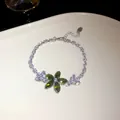 Funkelndes silberfarbenes Blumenarmband mit grünen und klaren Zirkonia-Steinen im Marquiseschliff - Armband / Silber-Grün