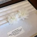 Eleganti orecchini a fiore in rete bianca con stami di perline su vassoio portagioie - Bianco