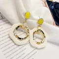 Orecchini pendenti vintage con blocchi di colore giallo e crema - Bianco Crema Geometrico