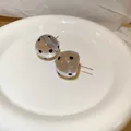 Orecchini a perno vintage grigi trasparenti con pois neri su piatto di ceramica bianca - Grigio Trasparente a Pois