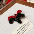 Primer plano detallado de un sofisticado pasador de pelo con forma de caballo y strass rojos y negros - Clip de Pico de Pato de Caniche con Diamantes No. 46 (Individual) / Negro Rojo