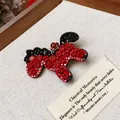 Detalle macro del clip para el cabello en forma de caballo con pedrería roja y negra. - Clip de Pico de Pato de Perro con Diamantes Rojos y Negros No. 45 (Individual) / Rojo Negro