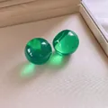 Elegante lichtdurchlässige grüne Kugelstecker mit Silberstiften auf cremefarbenem Grund - Kugelstil (10#)