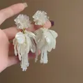 Elegante weiße Blumenohrringe mit langen Perlenquasten in einer SKU-Variante - Quastenblume Langer Stil (7#)