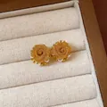 Elegante goldene gewebte Rosenohrringe mit Perlenakzenten in einer Schmuckschatulle - Perlengewebter Blumenstil (99#)