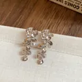Elegante zilverkleurige bloemenoorbellen met een vintage-geïnspireerd cascade bladontwerp - Zilver