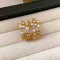 Elegante goldene Creolen mit weißen Perlen und funkelnden Zirkonia-Steinen - Perlen- und Strass-Gewebter Stil (43#)