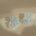 Elegante hellblaue Dreifach-Blumen-Ohrstecker mit polierten versilberten Akzenten - Drei-Blüten-Cluster-Stil (55#)