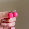 Lebendige pinkfarbene kugelförmige Ohrstecker mit glänzendem Finish und Silbernadeln - Kugelstil (64#)