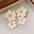 Elegante handgefertigte gewebte Blumenstecker in Cremeweiß mit einer gelben Perle - Gewebter Blumenstil (48#)