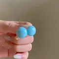 Glänzende himmelblaue Kugelohrringe mit einem modernen und minimalistischen Designstil. - Hochglanz-Kugelstil (61#)