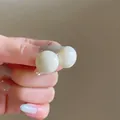 Elegante minimalistische beige Doppelperlen-Ohrstecker mit Silbernadeln, Hand halten - Minimalistischer Doppelperlen-Stil (60#) (925 Sterlingsilber Ohrstecker-Stift)