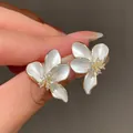 Elegante weiße Blumenohrstecker mit perlmuttfarbenen Blütenblättern und funkelnden Mitten - Fünfblättriger Perlglanz-Blumenstil (46#) (925 Sterlingsilber Ohrstecker-Stift)