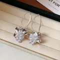Elegante silberne Blumenohrringe mit Perlenanhängern in einer Box - Blumenstil mit Künstlichen Perlen (88#)