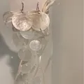 Exquisite handgefertigte Creme-Perlmutt-Ohrringe mit eleganten weißen Bandakzenten. - 71# Hakenstil