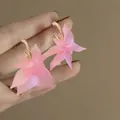 Rosa transluzente Blumen-Ohrstecker mit goldenen Metallreifen für Damen Accessoires - Halbdurchsichtiger Blumenhaken-Stil (1#)