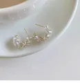 Elegante goldene C-förmige Creolen mit funkelnden klaren Kristallen auf Teller - C-Förmiger Halbrunder Stil (70#)