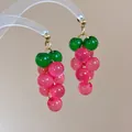 Kreative Trauben-Ohrhänger mit rosa und grünen lichtdurchlässigen Harzperlen - Traubenbündel-Design-Stil (93#)