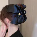 Eleganter großer schwarzer Satin-Haarclip mit goldener Herzverzierung am Modell - Satin-Schleife Goldherz-Stil (9#)