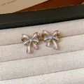 Elegante silberfarbene Schleifen-Ohrstecker mit rosa und blauem Emaille-Detail für Damen - Schleifenform-Stil (108#)